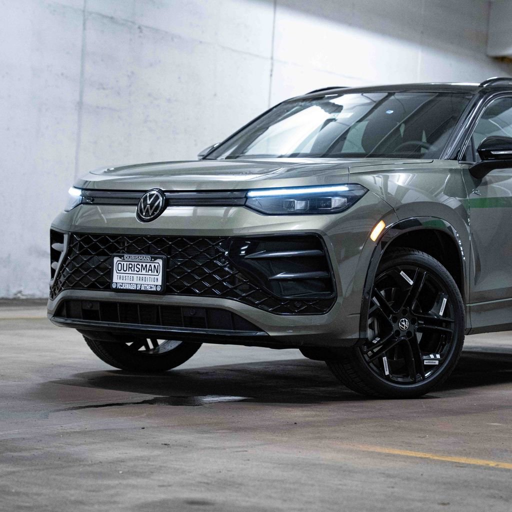 New 2026 Volkswagen Tiguan SE R-Line AWD/4WD image 2