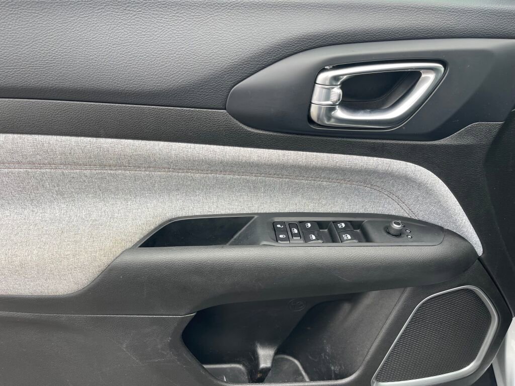 Used 2024 Jeep Compass Latitude image 8