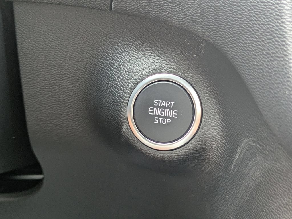 Certified 2026 Volvo XC40 B5 Core AWD/4WD image 30