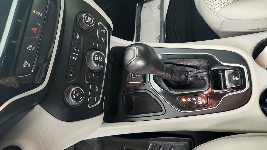 Used 2019 Jeep Cherokee Limited w/ Luxury Group FWD image 18