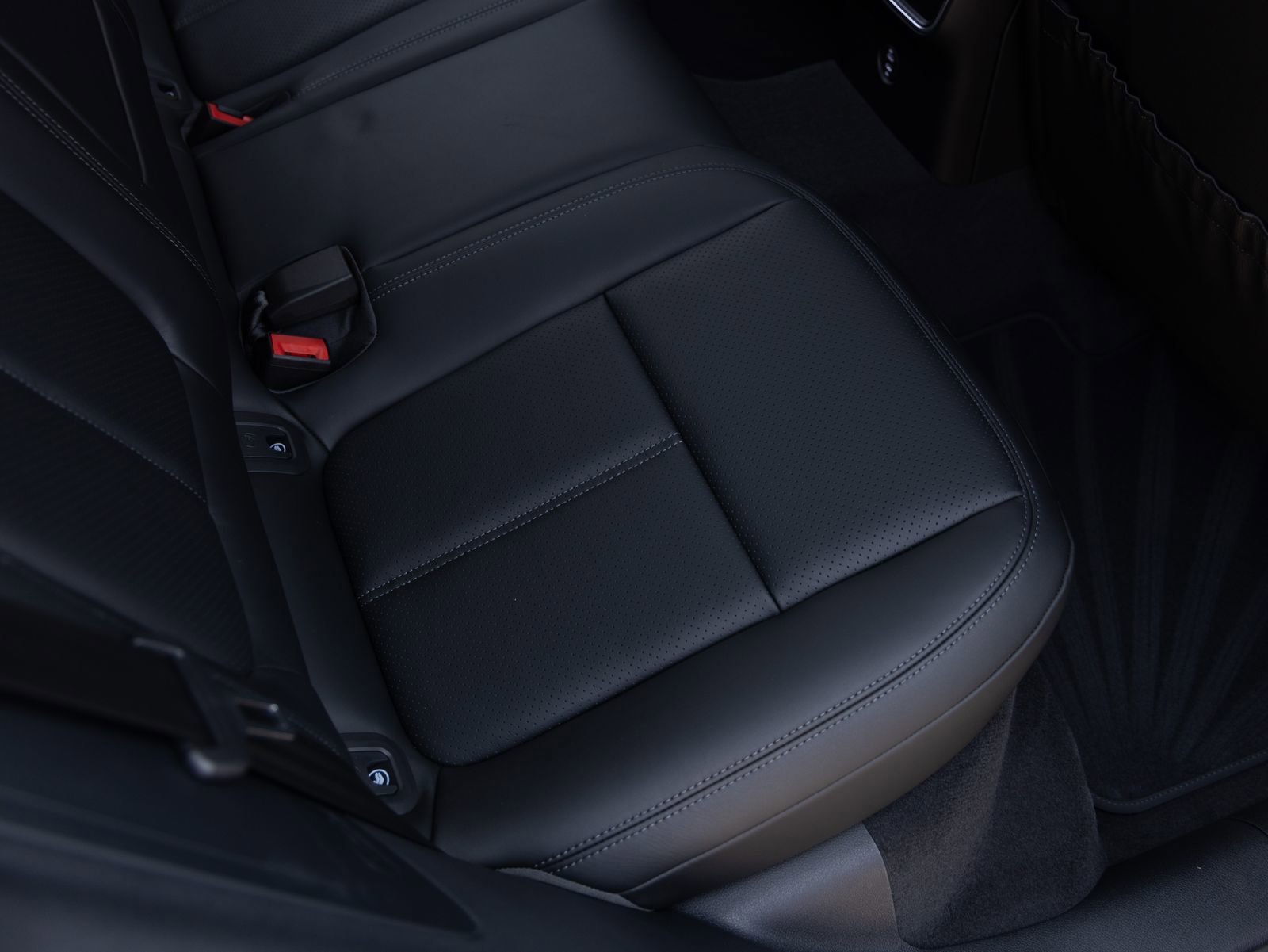 Certified 2026 Porsche Macan AWD/4WD image 30