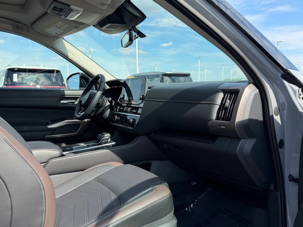 Used 2024 Nissan Pathfinder Platinum w/ Cargo Package AWD/4WD image 26