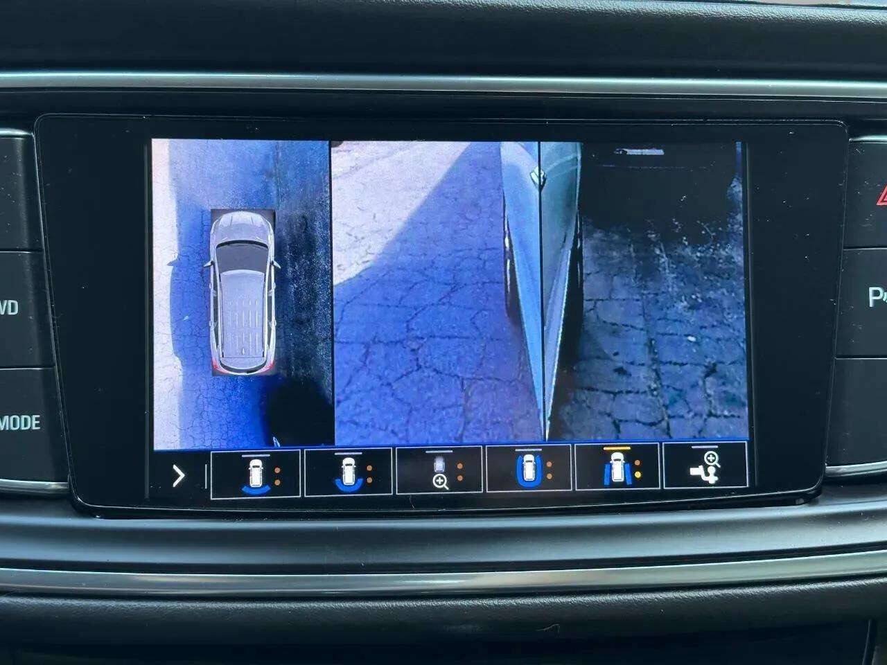 Used 2020 Buick Enclave Essence w/ Sound and Sites Package AWD/4WD image 18