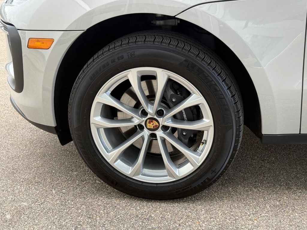 Used 2025 Porsche Macan AWD/4WD image 11