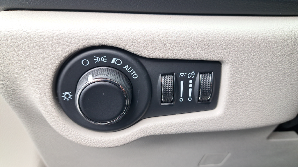 Used 2023 Chrysler Voyager LX FWD image 36