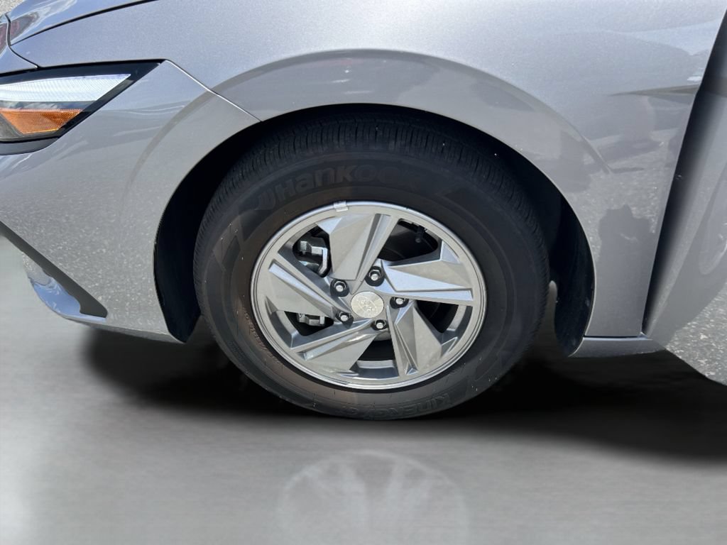 New 2025 Hyundai Elantra SE FWD image 32