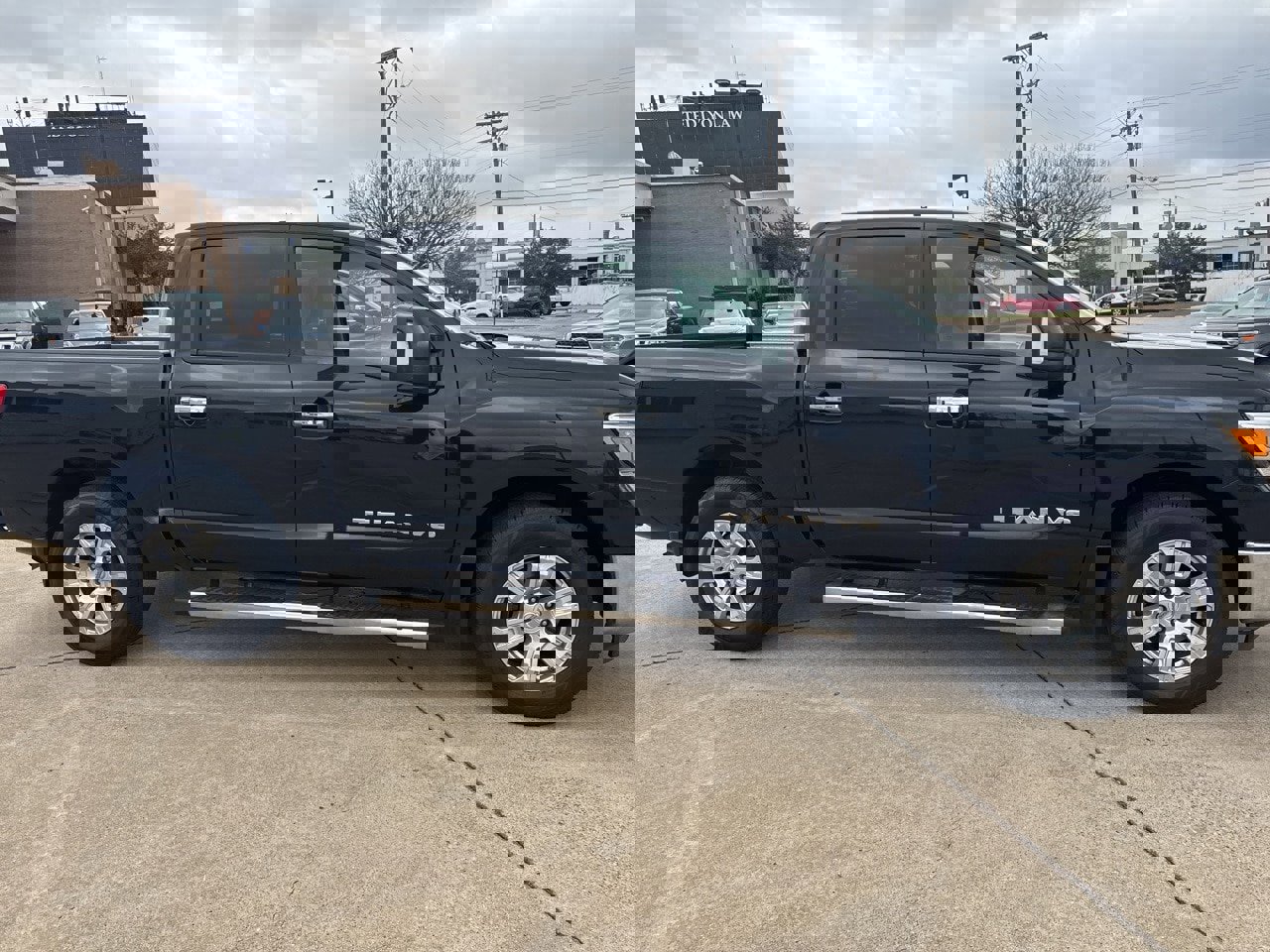 Used 2018 Nissan Titan SV w/ SV Convenience Package image 4