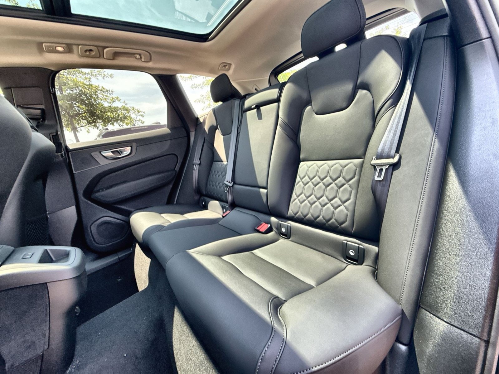 New 2026 Volvo XC60 B5 Plus w/ Protection Package Premier AWD/4WD image 25