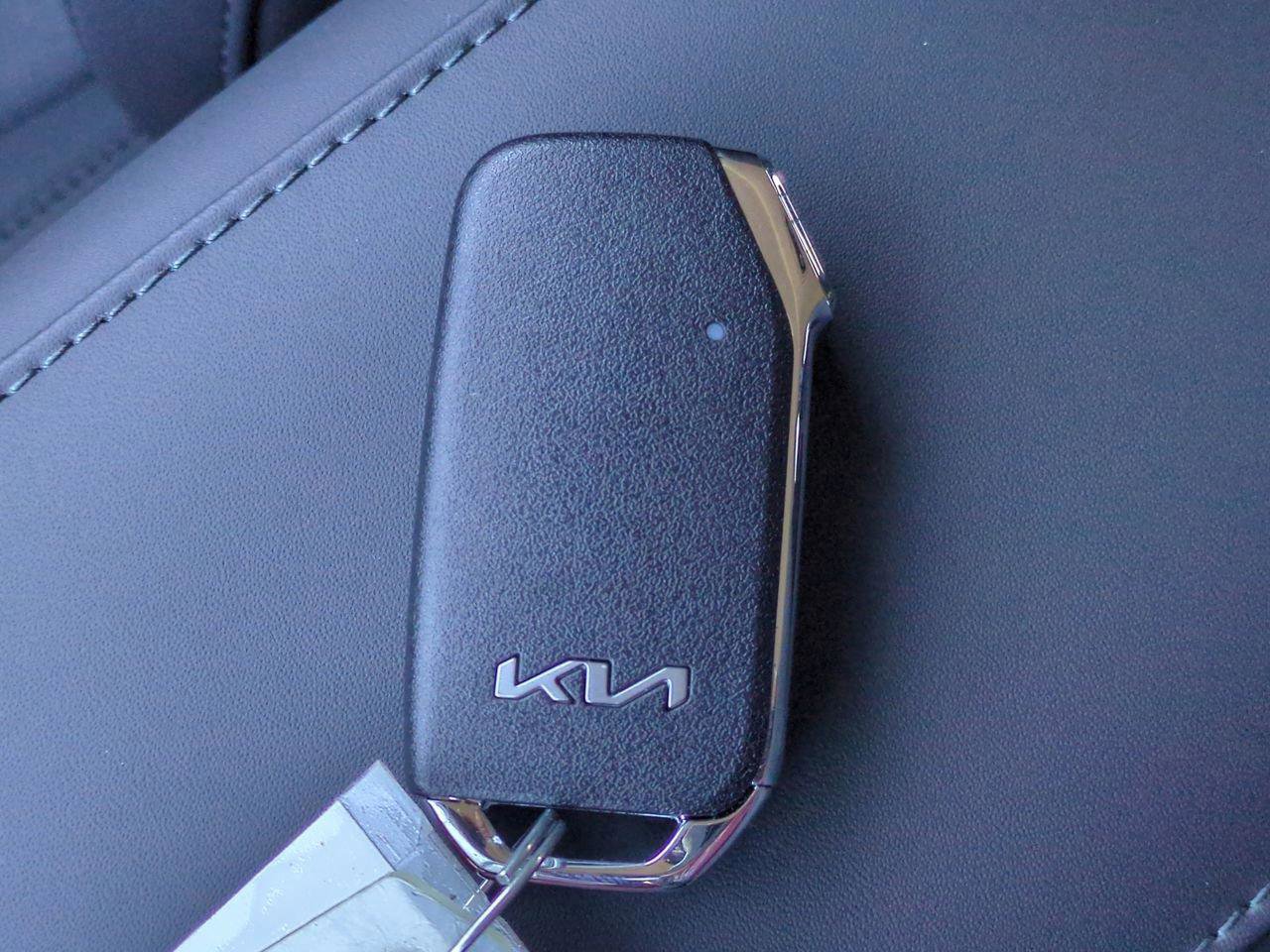 New 2025 Kia Niro EX Touring image 30