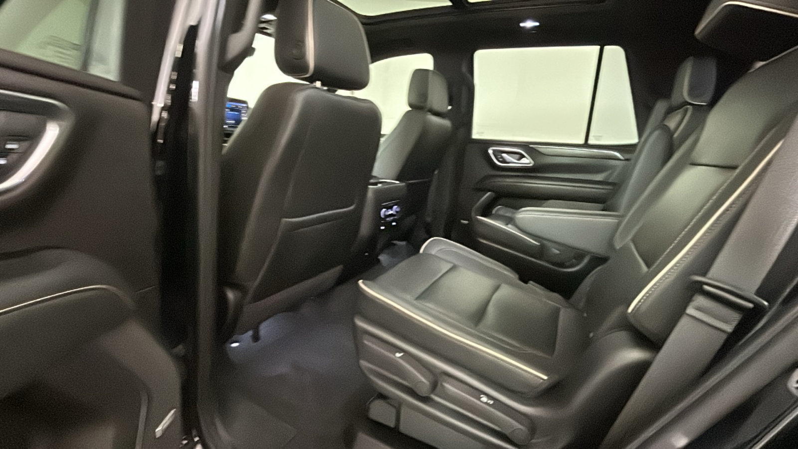 Used 2021 Chevrolet Tahoe Premier w/ Premium Package AWD/4WD image 28