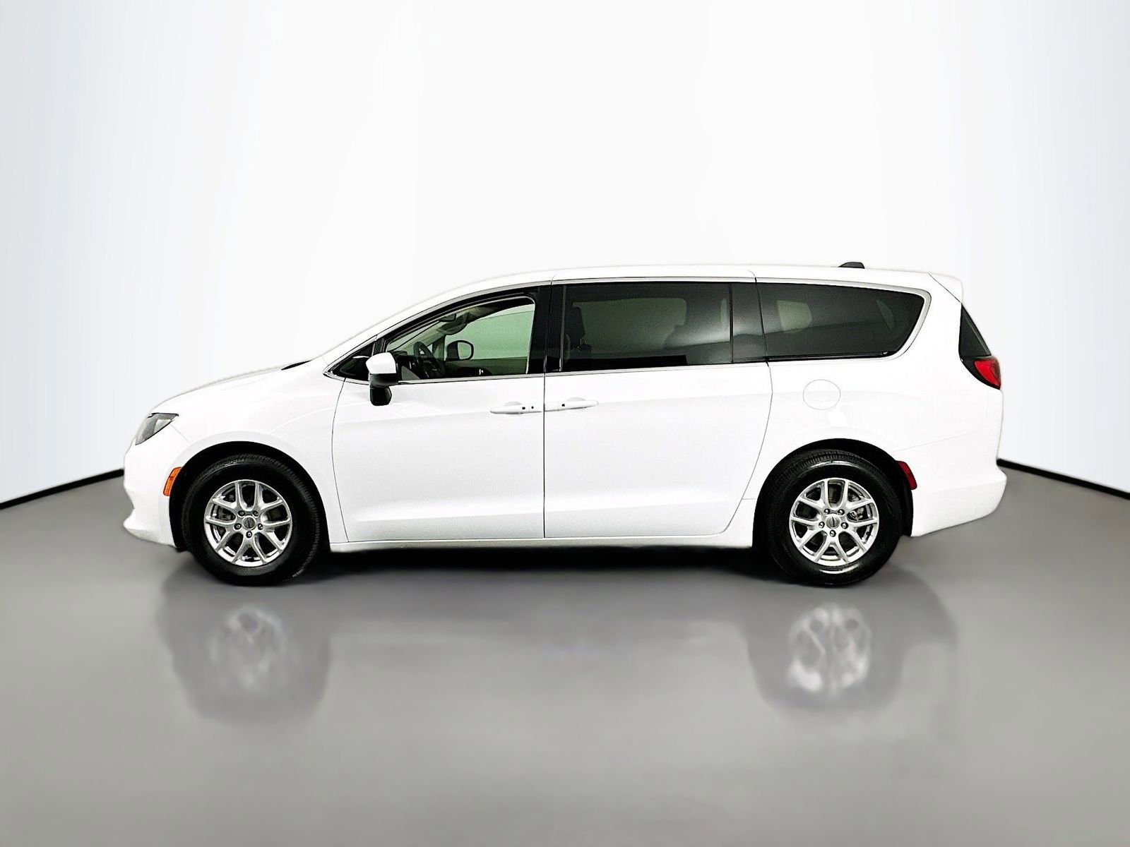 Used 2023 Chrysler Voyager LX FWD image 5