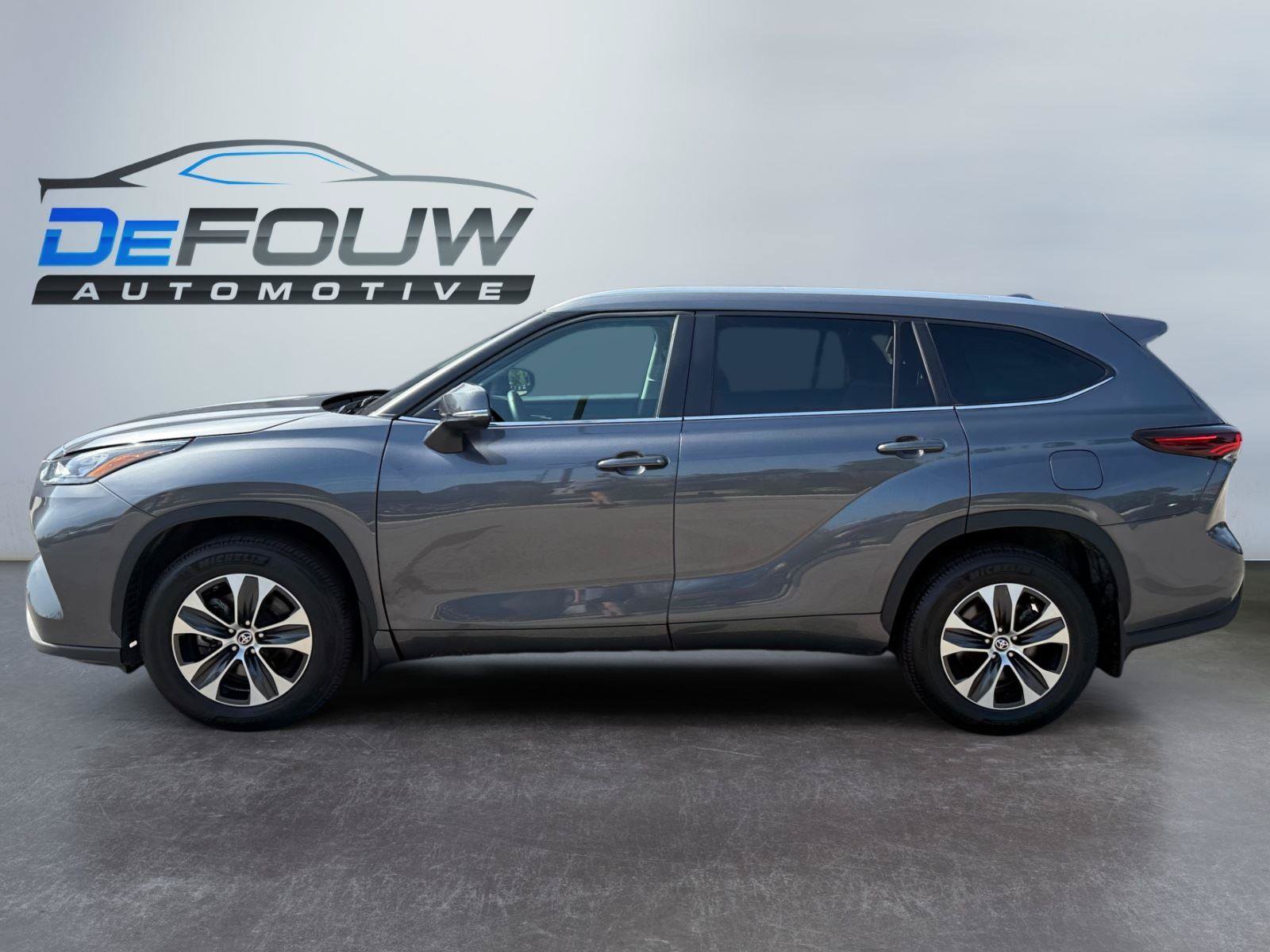Used 2025 Toyota Highlander LE AWD/4WD image 6