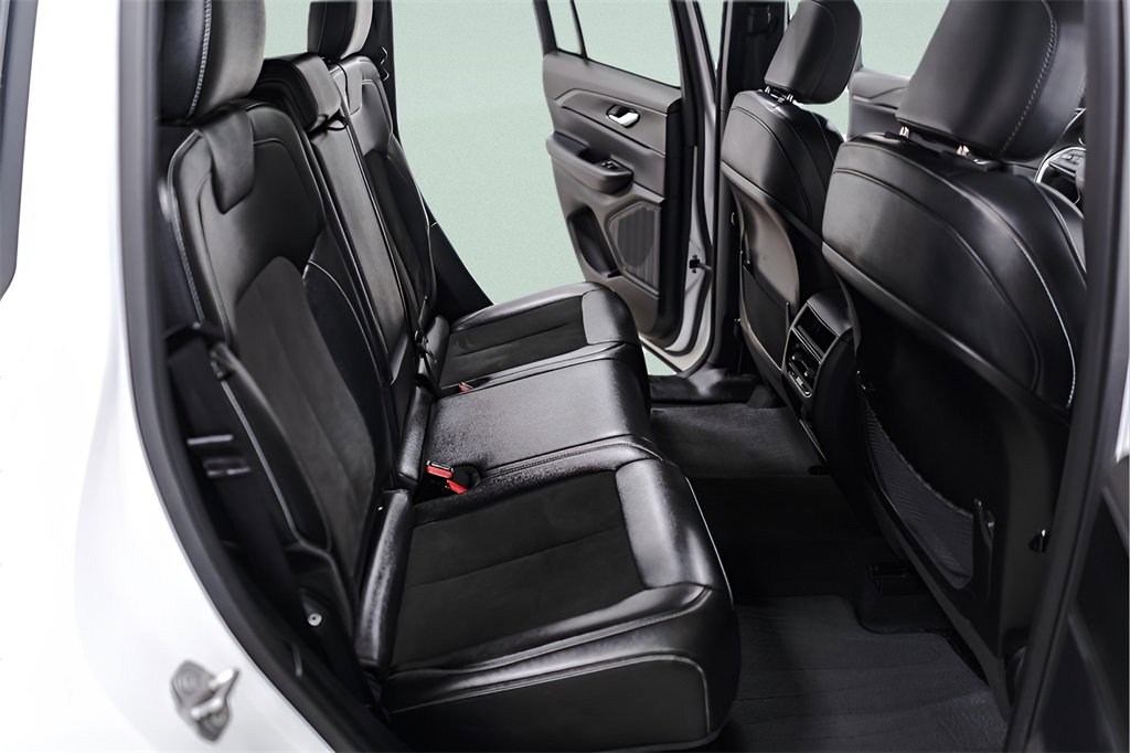 Used 2023 Jeep Grand Cherokee Altitude image 34