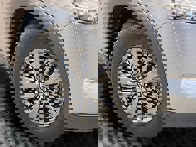 Used 2022 Nissan Pathfinder SV w/ SV Premium Package image 31