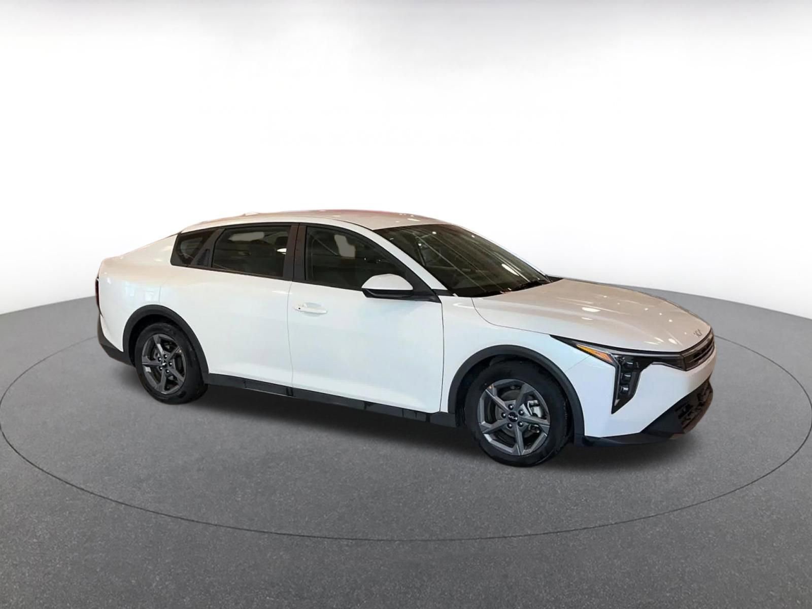 Used 2025 Kia K4 LXS image 2