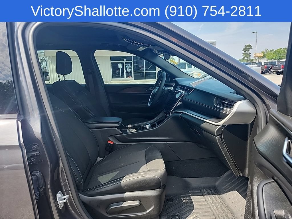 Certified 2025 Jeep Grand Cherokee L Laredo w/ Trailer Tow Package AWD/4WD image 31
