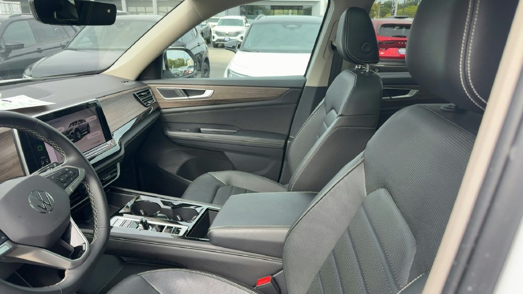 Used 2024 Volkswagen Atlas SEL AWD/4WD image 2