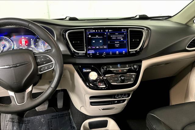 Used 2022 Chrysler Pacifica Touring-L image 6