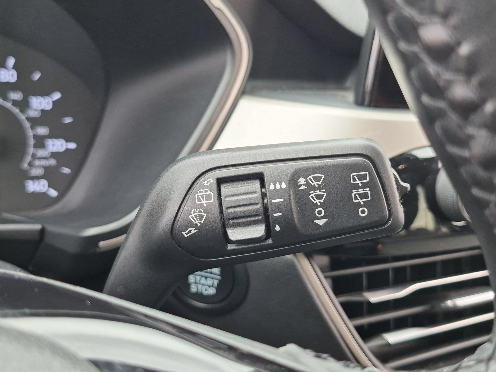 Used 2022 Ford Escape SE w/ SE Sport Appearance Package FWD image 25