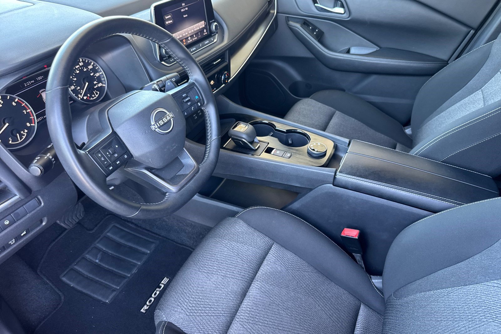 Used 2025 Nissan Rogue SV AWD/4WD image 4