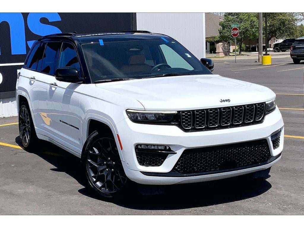 Used 2023 Jeep Grand Cherokee Summit w/ High Altitude Package AWD/4WD image 2