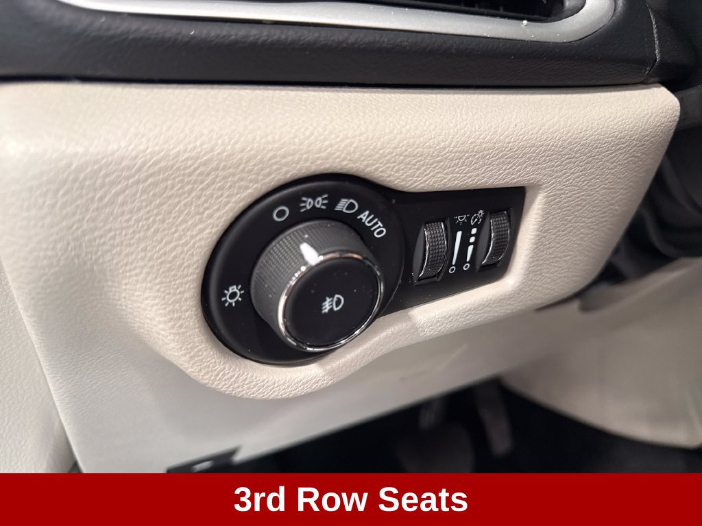 Used 2023 Chrysler Pacifica Touring-L FWD image 9