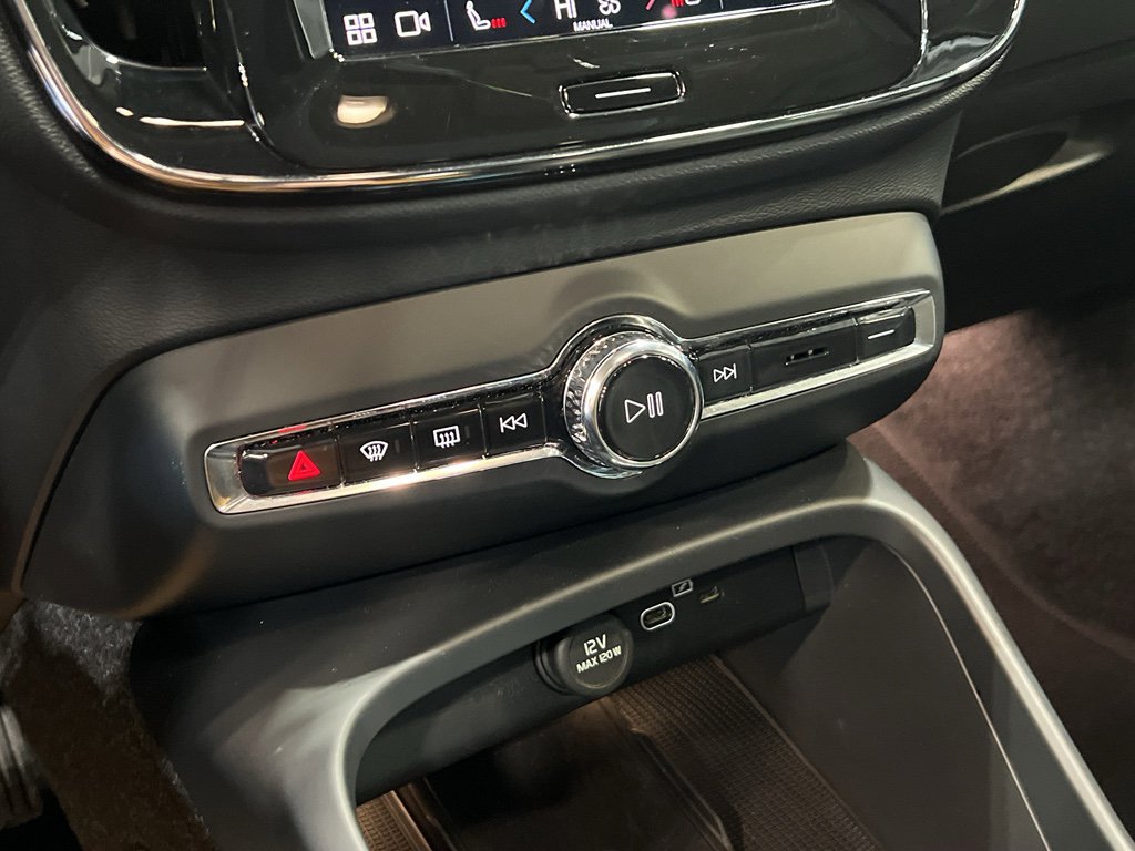 Used 2025 Volvo XC40 B5 Plus image 21
