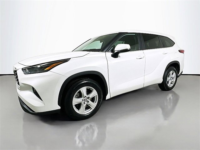 Used 2023 Toyota Highlander LE image 3
