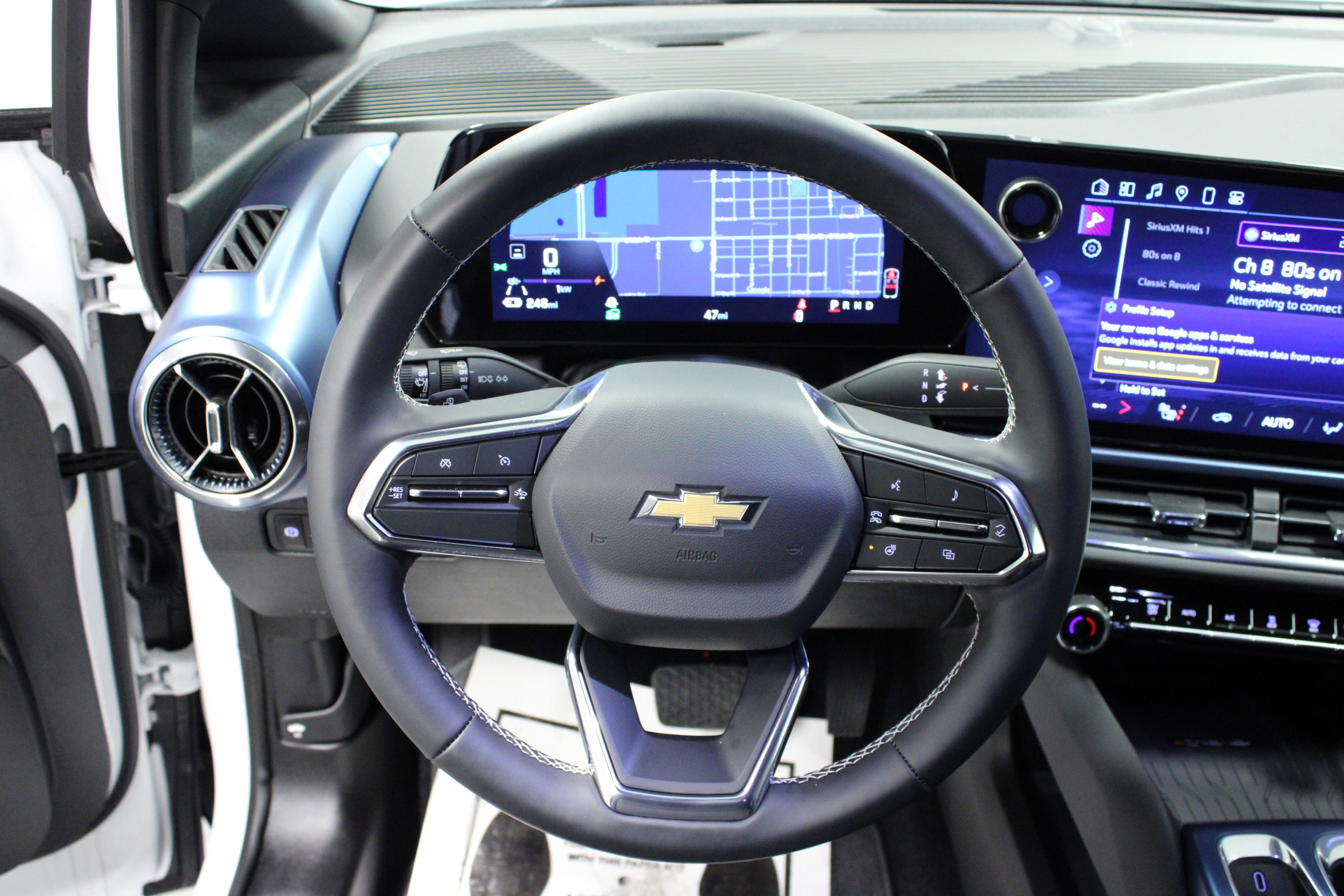 Used 2025 Chevrolet Equinox EV LT w/ Convenience Package image 17