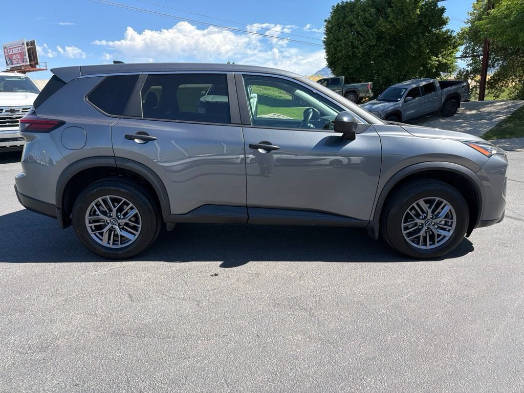 Used 2025 Nissan Rogue S AWD/4WD image 2