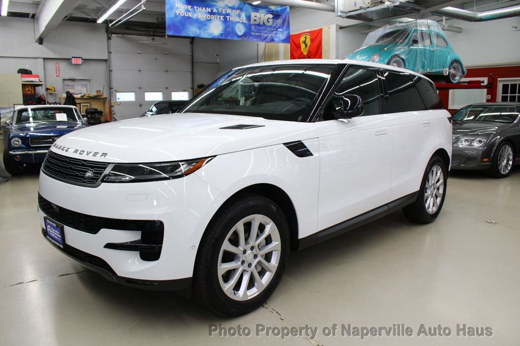 Used 2025 Land Rover Range Rover Sport SE AWD/4WD image 3