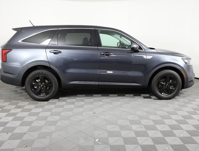 Used 2023 Kia Sorento LX image 4