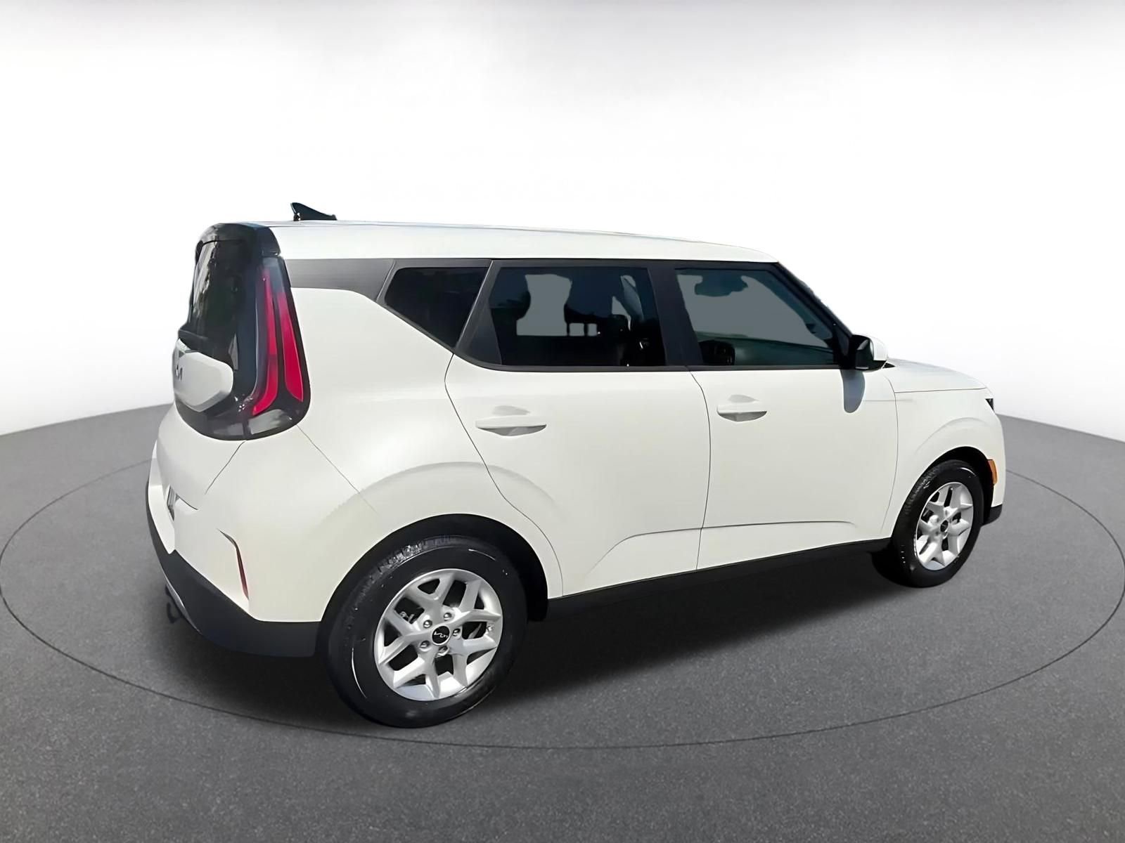 Used 2025 Kia Soul LX w/ LX Technology Package FWD image 14