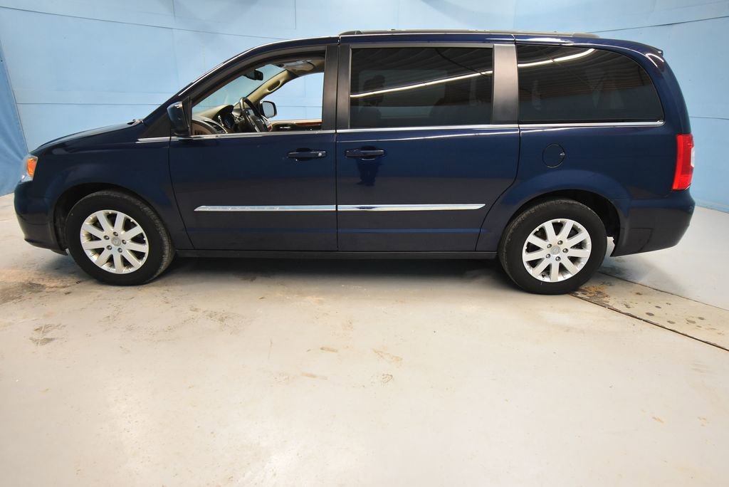 Used 2016 Chrysler Town & Country Touring FWD image 33