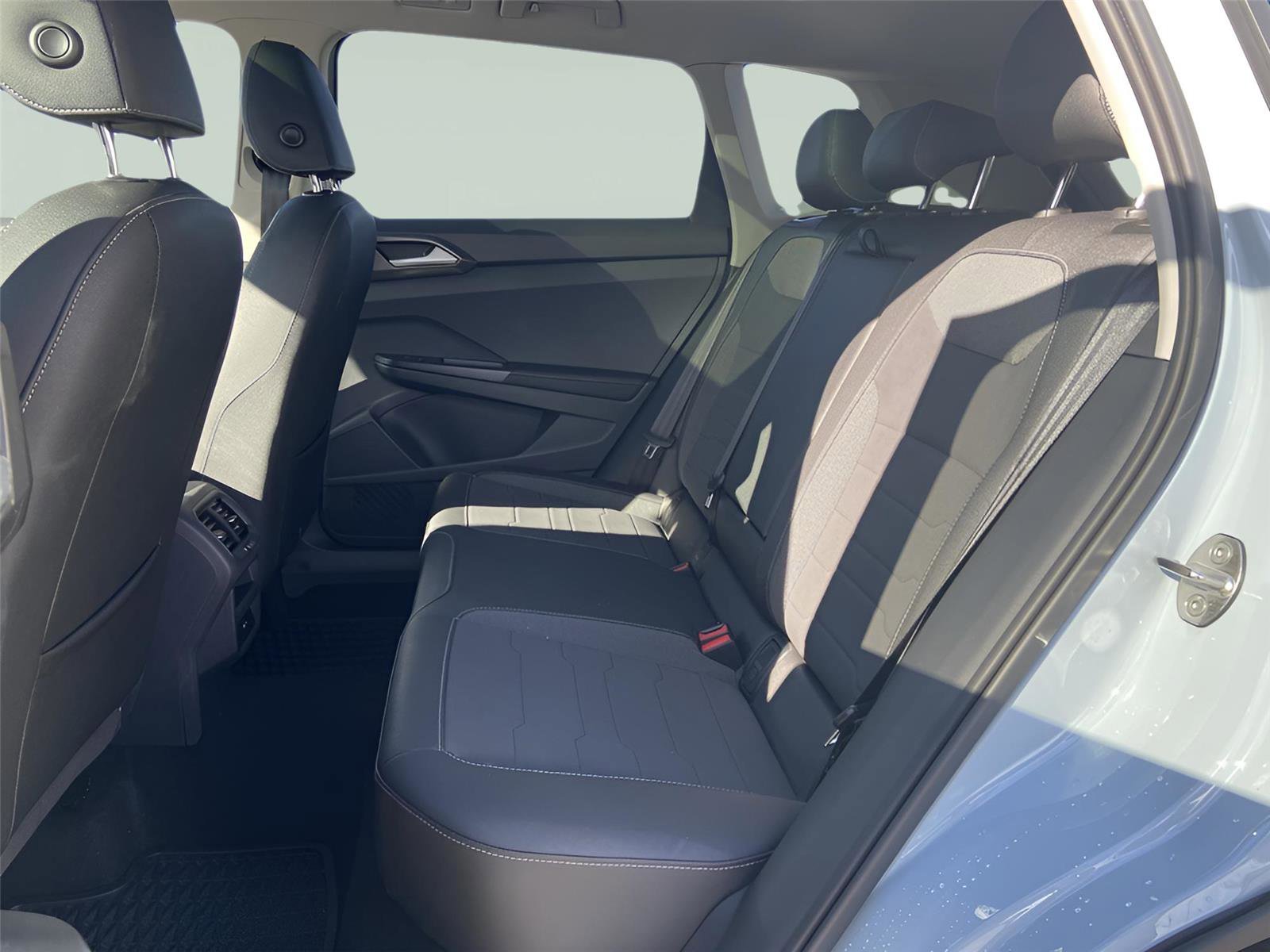 Used 2025 Volkswagen Taos SE image 18