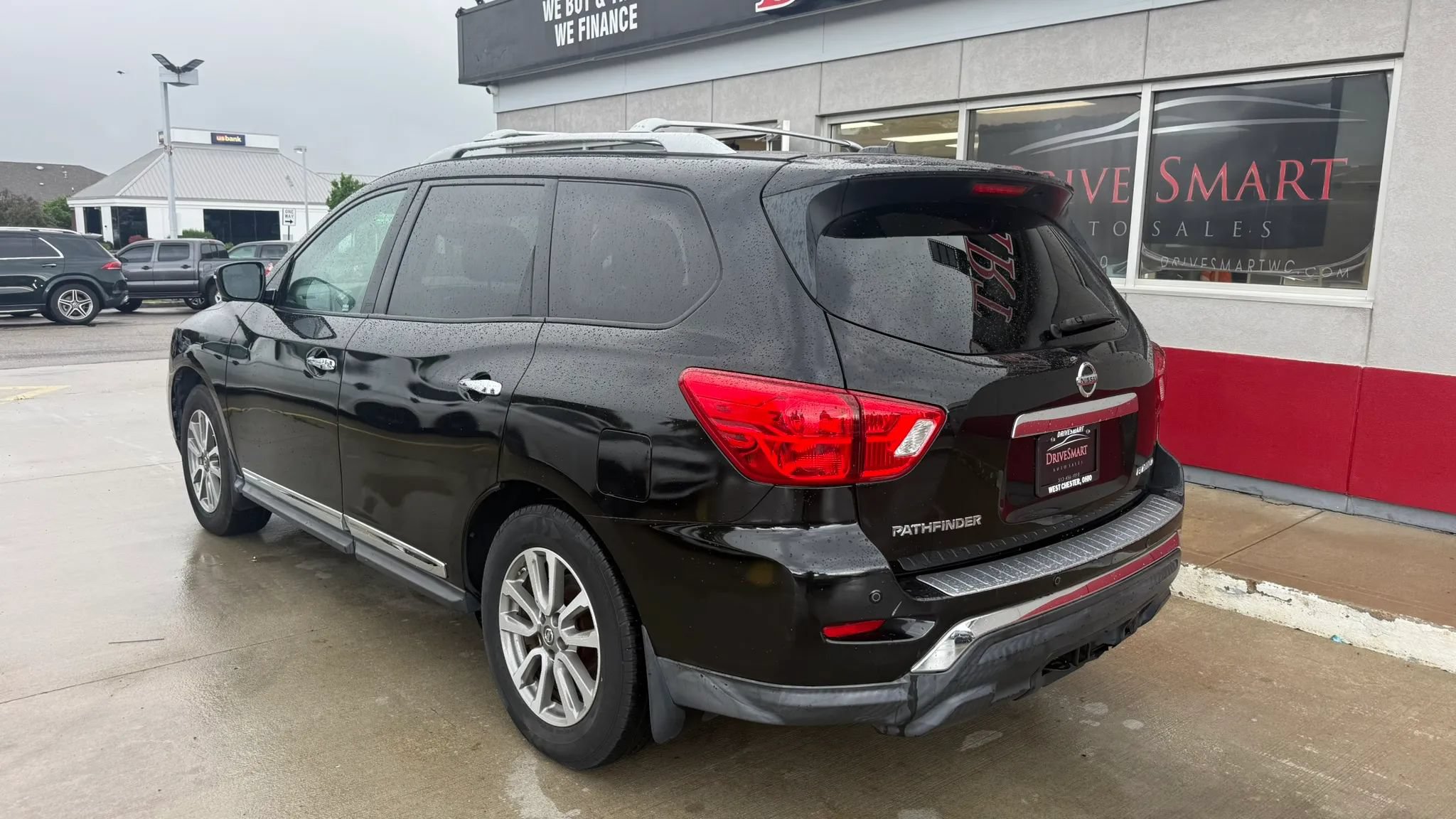 Used 2018 Nissan Pathfinder Platinum w/ Cargo Package FWD image 4