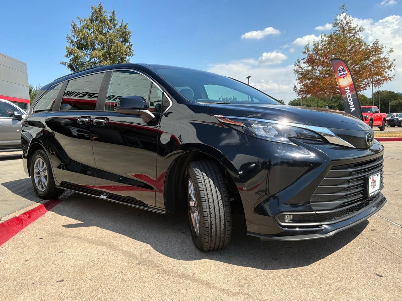 Used 2026 Toyota Sienna XLE FWD image 4