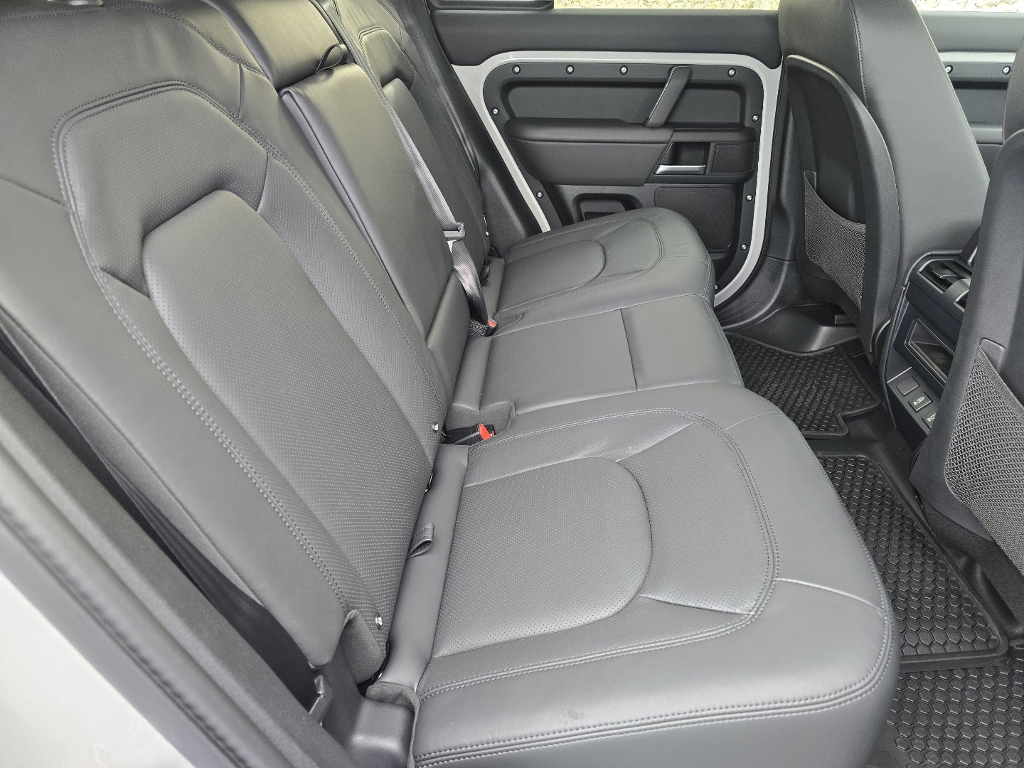 New 2026 Land Rover Defender 110 X-Dynamic SE image 31