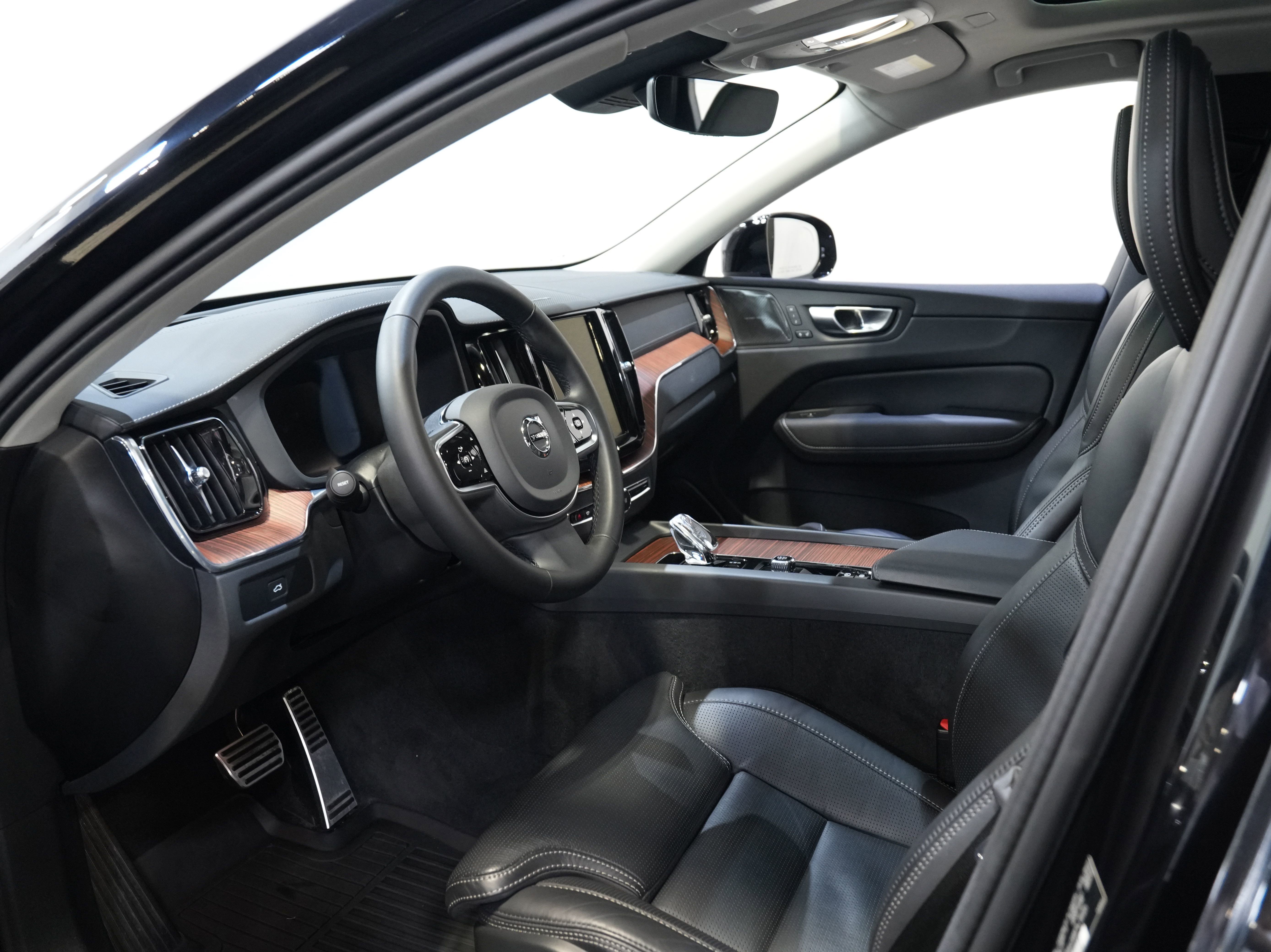 Used 2024 Volvo XC60 B5 Ultimate w/ Protection Package Premier image 31