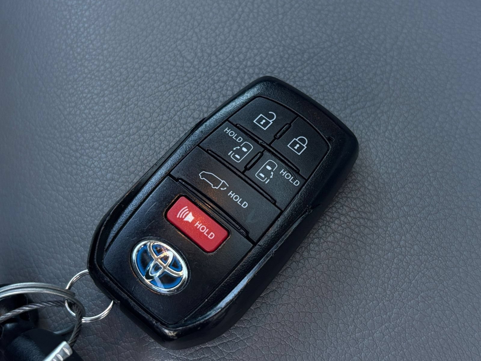 Used 2025 Toyota Sienna XLE FWD image 21