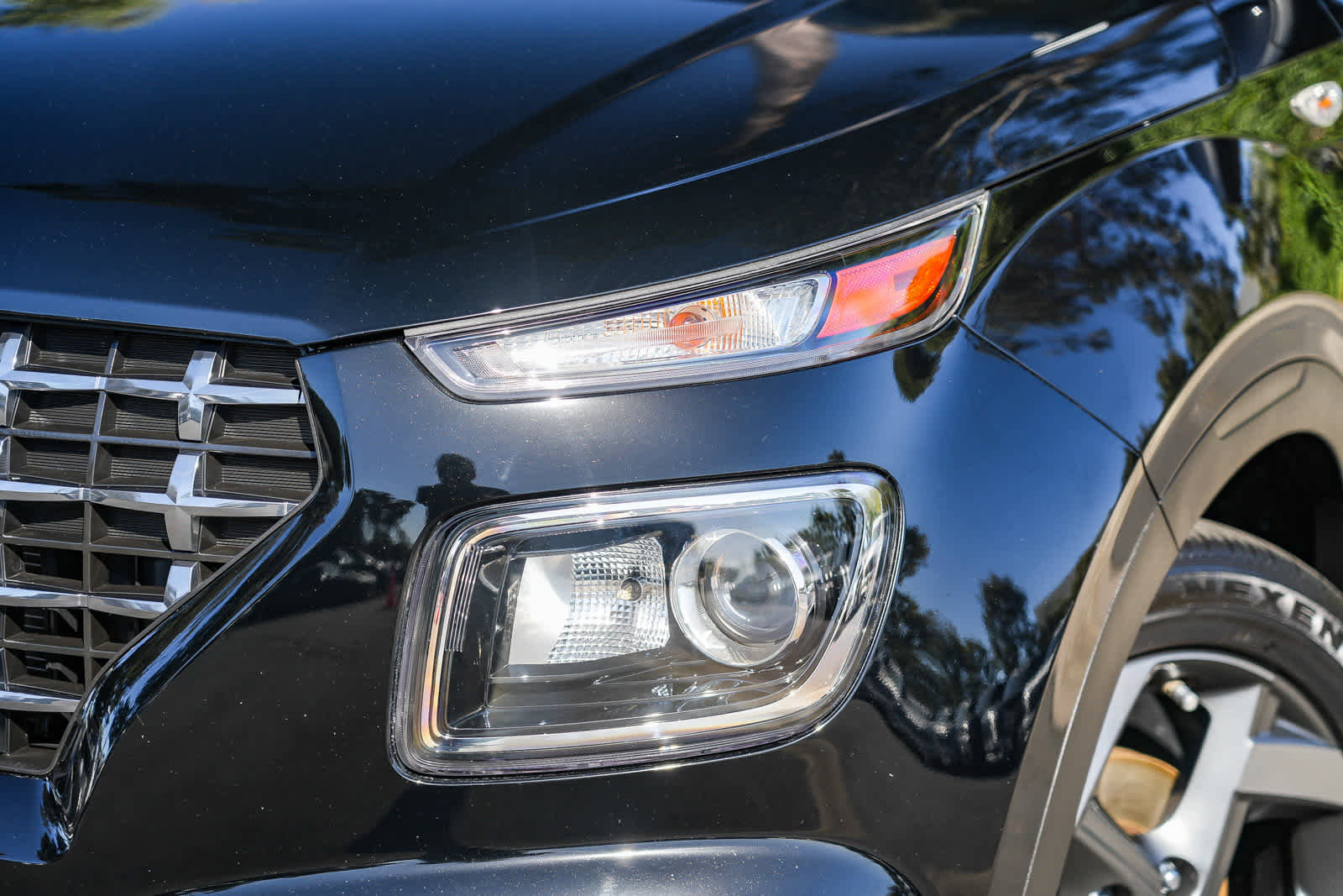 Used 2023 Hyundai Venue SEL image 2