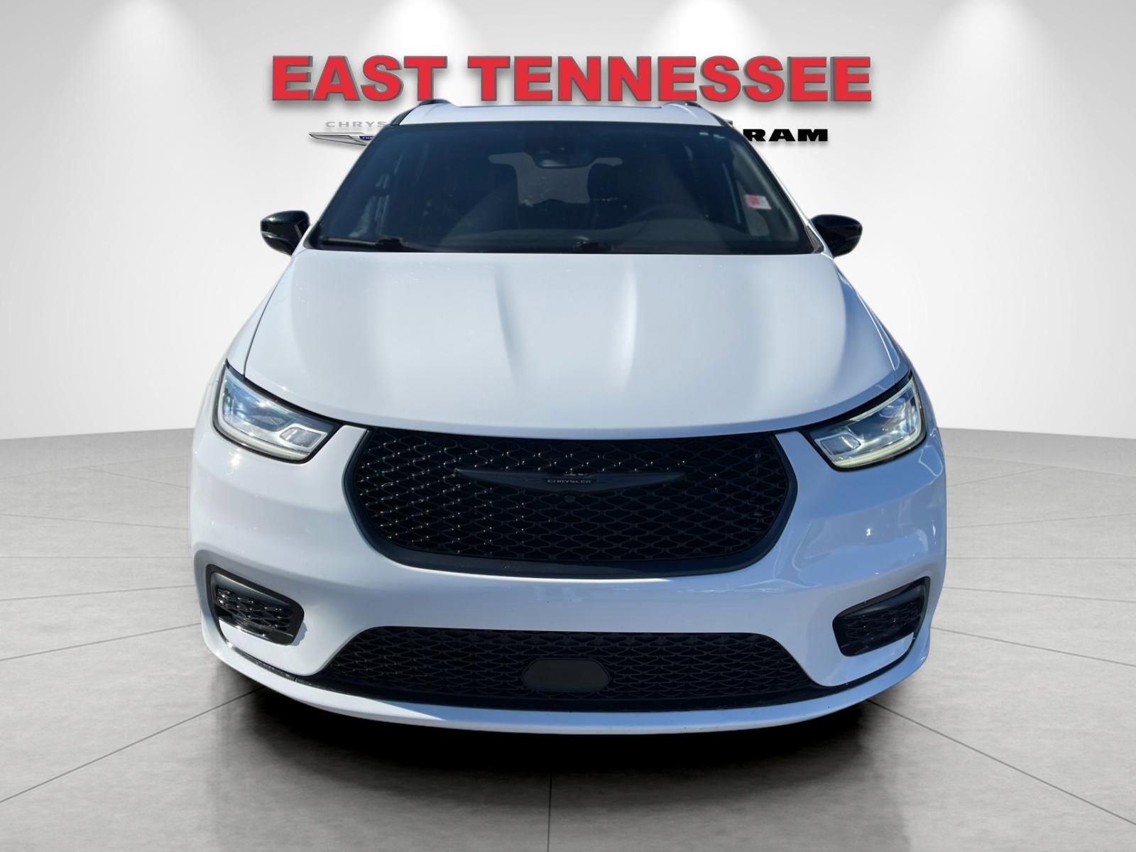 Used 2025 Chrysler Pacifica Limited image 8