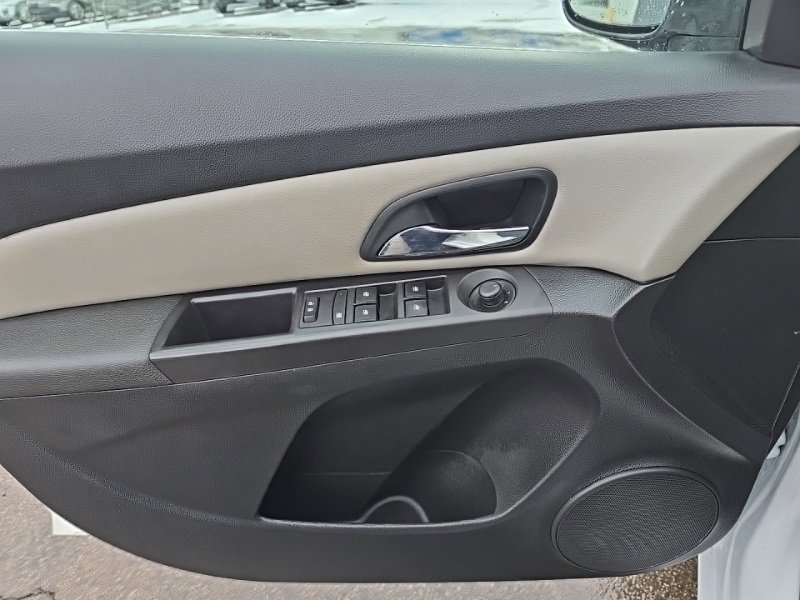 Used 2016 Chevrolet Cruze LT w/ Technology Package image 19