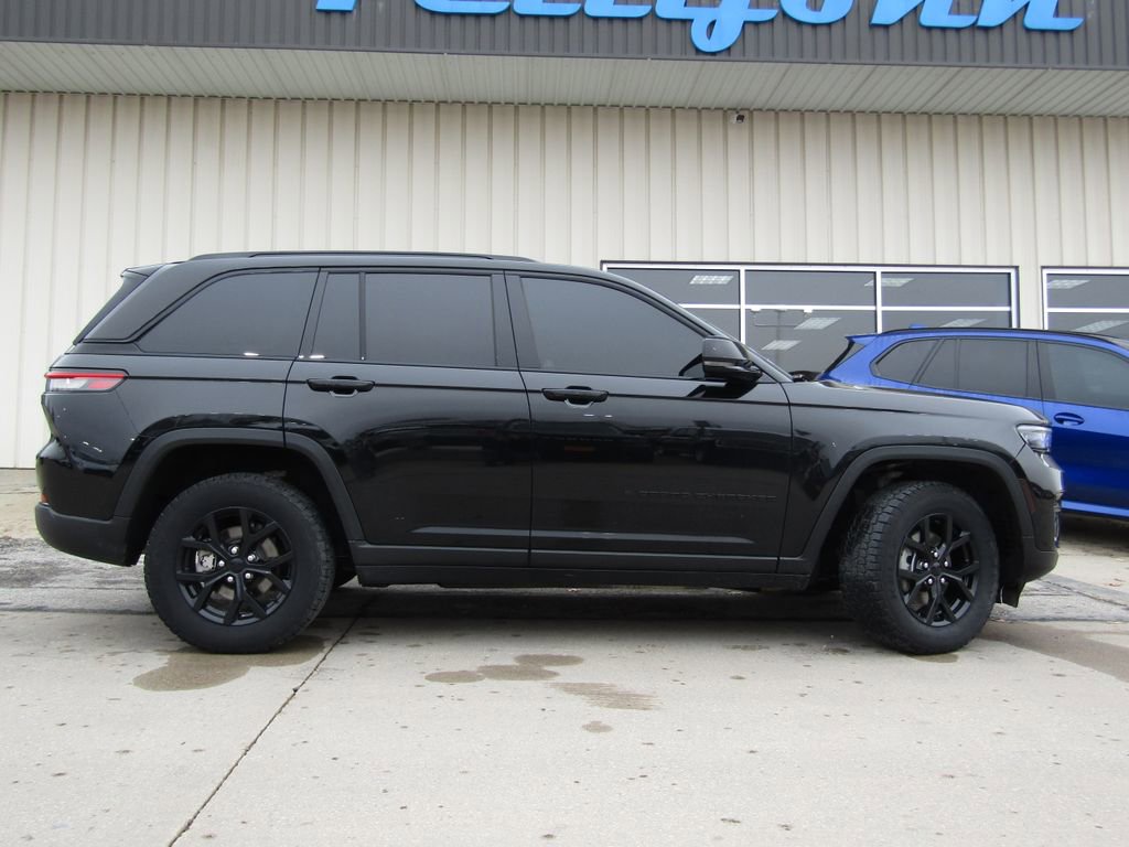 Used 2024 Jeep Grand Cherokee Altitude image 2