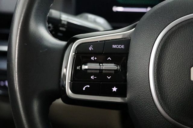 Used 2025 Kia Carnival image 21