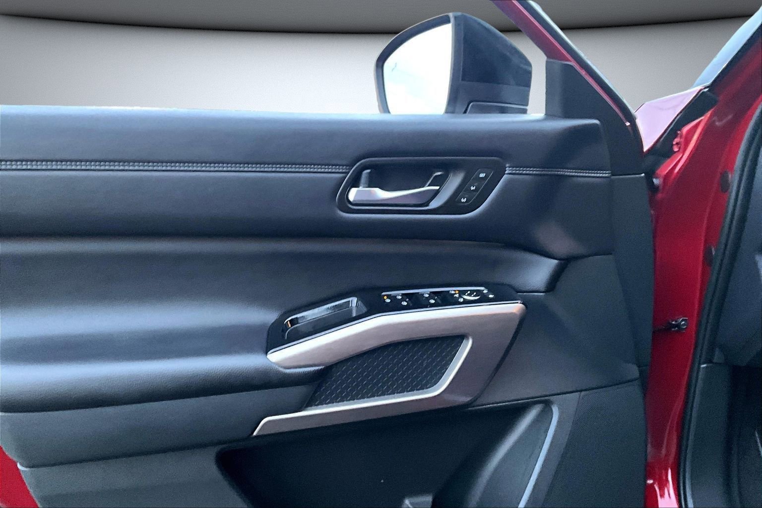 Used 2023 Nissan Pathfinder Platinum image 19