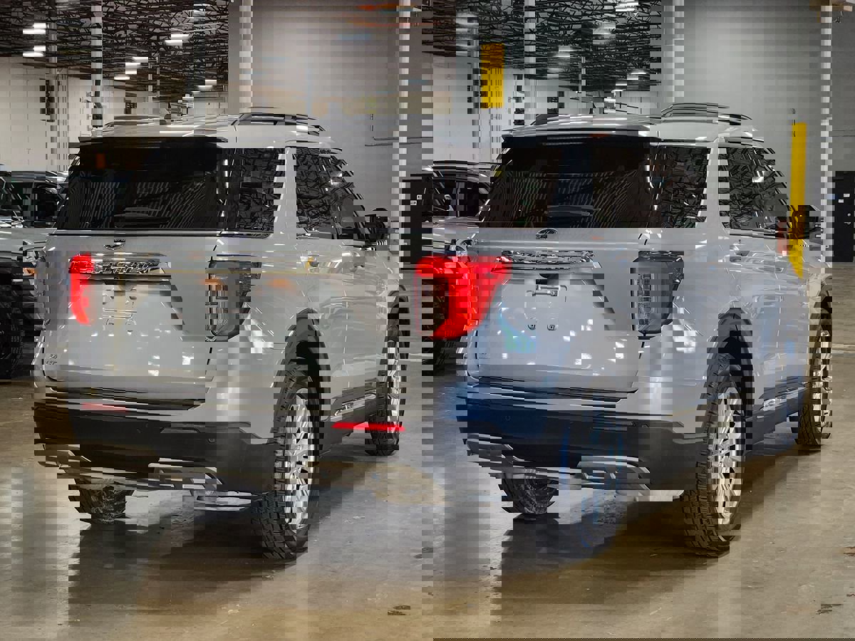 Used 2021 Ford Explorer XLT w/ Equipment Group 202A image 8