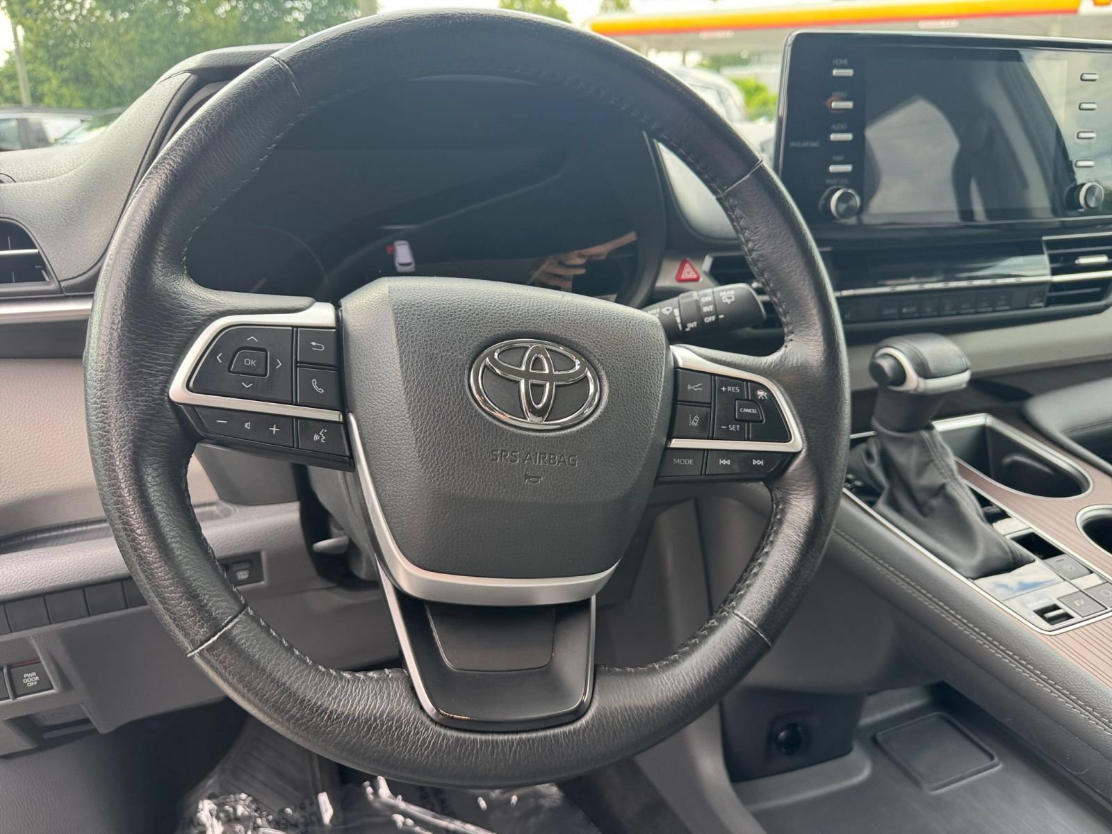 Used 2024 Toyota Sienna XLE FWD image 28