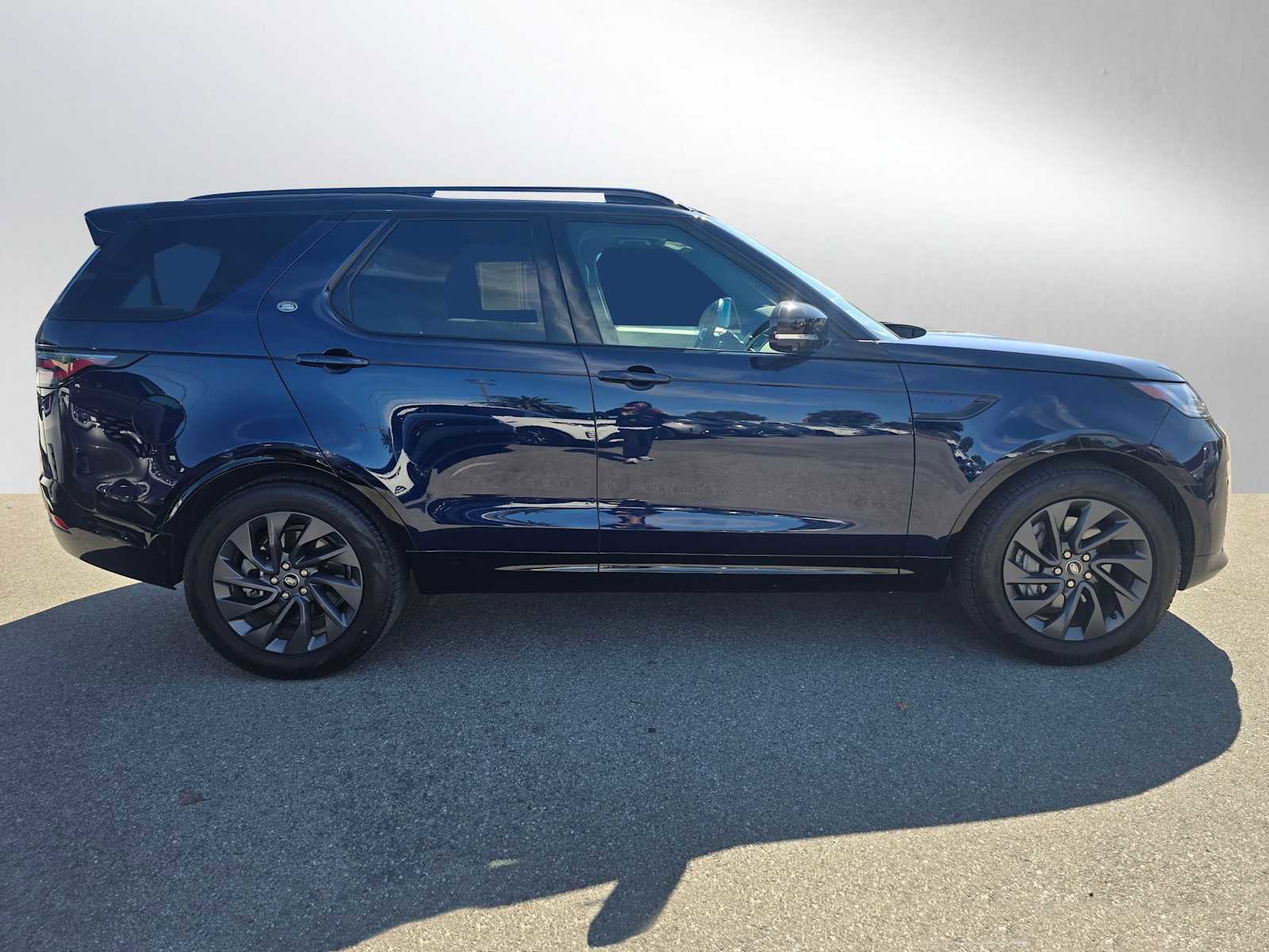 Used 2023 Land Rover Discovery S R-Dynamic image 6
