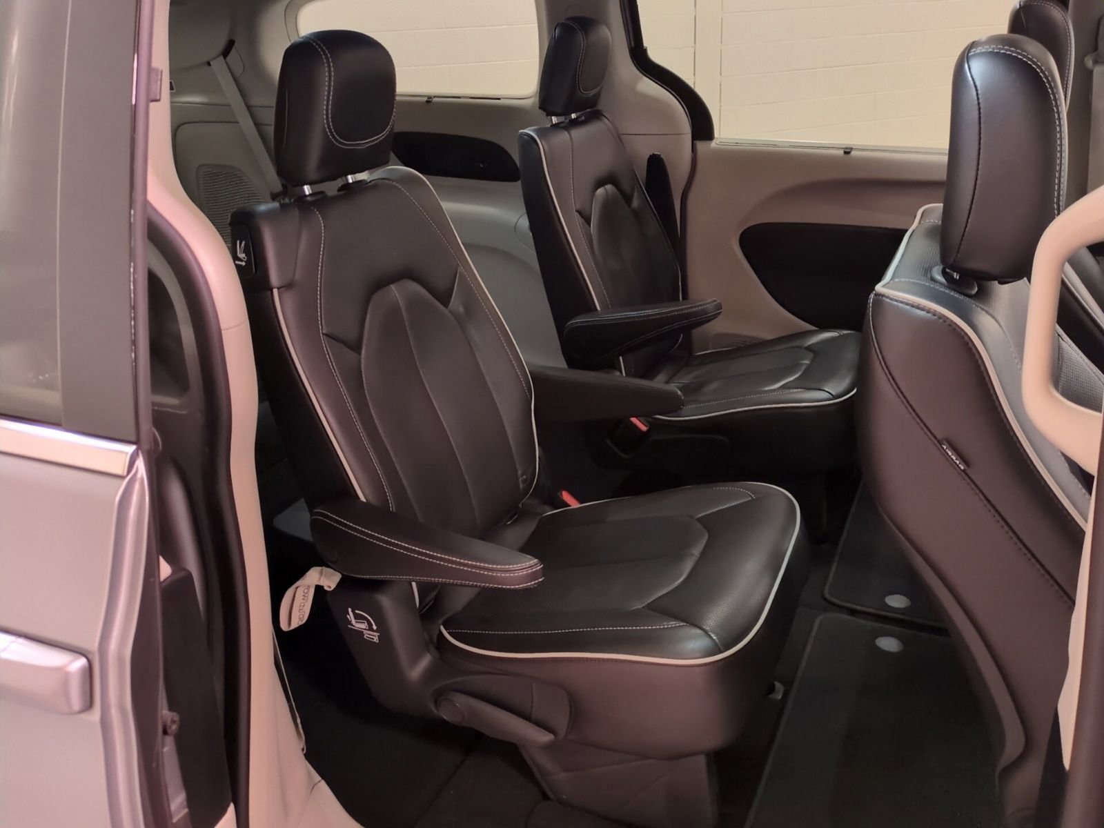 Used 2021 Chrysler Pacifica Limited AWD/4WD image 12